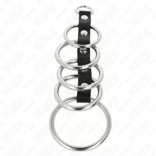 KINK - 5 FÉM PENISZGYŰRŰ, 3,2 CM-TŐL 5 CM-IG TERJEDŐEK, BŐRREL ÖSSZEKÖTVE