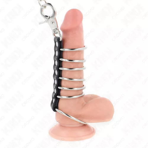 KINK - 7 FÉM PENISZGYŰRŰ, 3,8 CM-TŐL 5 CM-IG TERJEDŐ, BŐRREL ÉS FÉMLÁNCCAL ÖSSZEKÖTVE, 100 CM